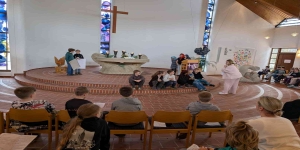 „Der Stein ist weg!“ – Unser Schulgottesdienst in St. Thomas
